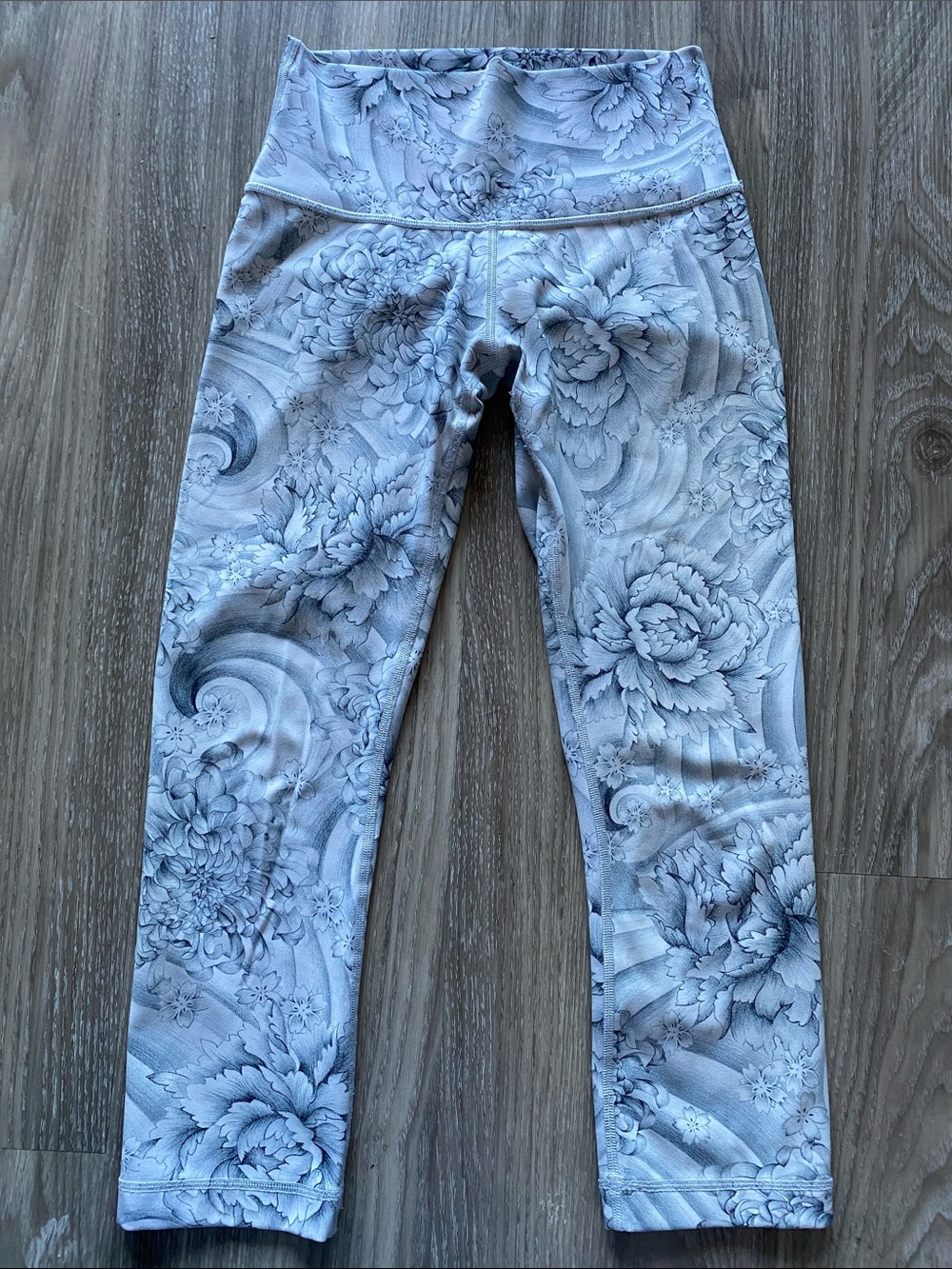 Lululemon Athletica Gray Swirl Floral Pattern Cropped Align Leggings